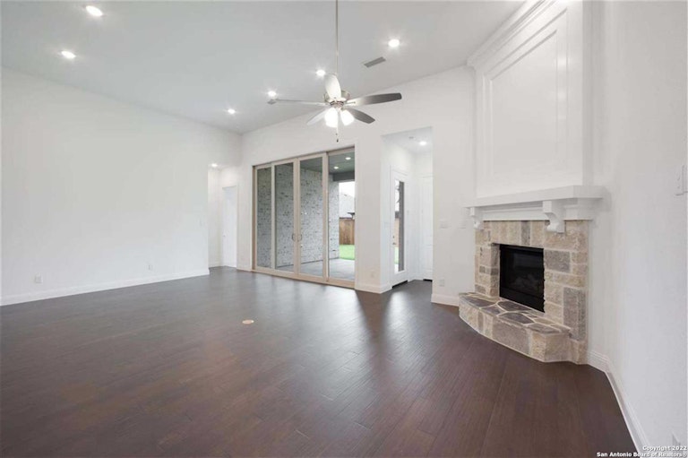 Photo 6 of 25 - 1915 Privet Rd, New Braunfels, TX 78132