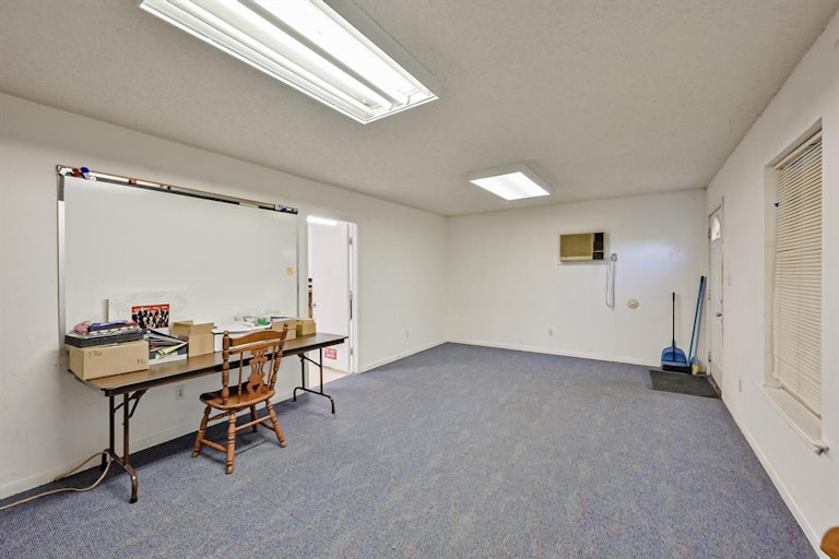 Photo 34 of 40 - 5607 Oak Branch Dr, Arlington, TX 76016
