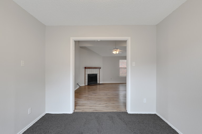 Photo 9 of 25 - 401 Angelina Dr, Arlington, TX 76018