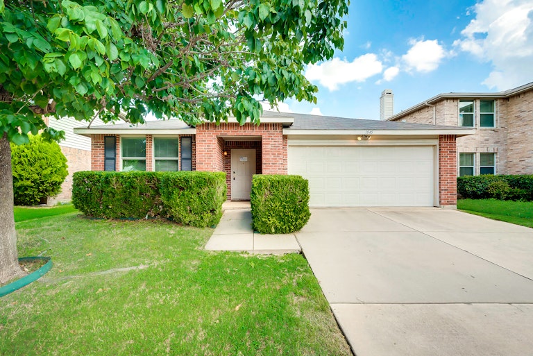 Photo 1 of 26 - 1945 Ramada Trl, Justin, TX 76247