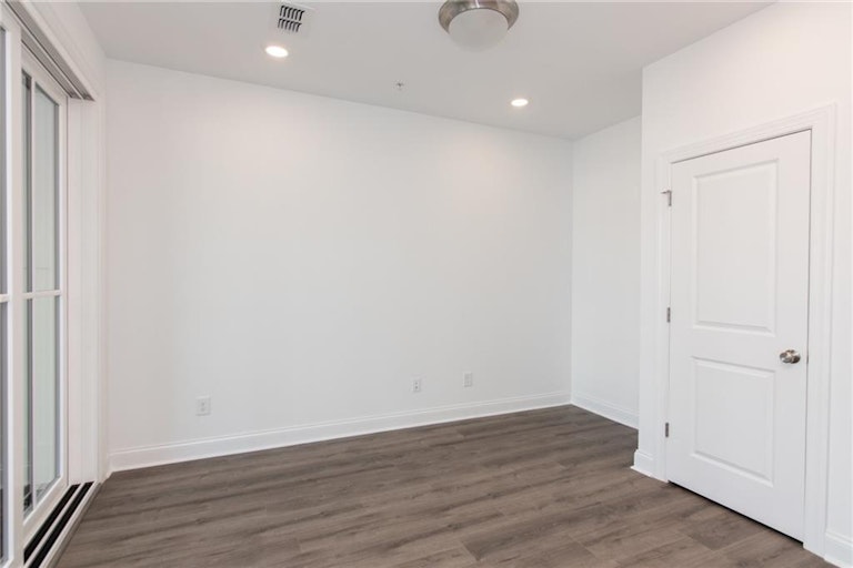 Photo 4 of 37 - 211 Downing Dr #81, Alpharetta, GA 30022