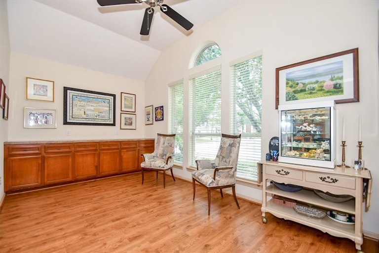 Photo 5 of 34 - 7702 Flax Dr, Houston, TX 77071