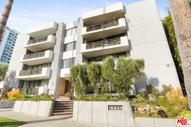 Photo 1 of 38 - 1250 S Beverly Glen Blvd #208, Los Angeles, CA 90024