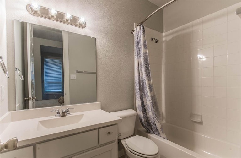 Photo 23 of 29 - 1824 Spring Valley Rd, Wylie, TX 75098