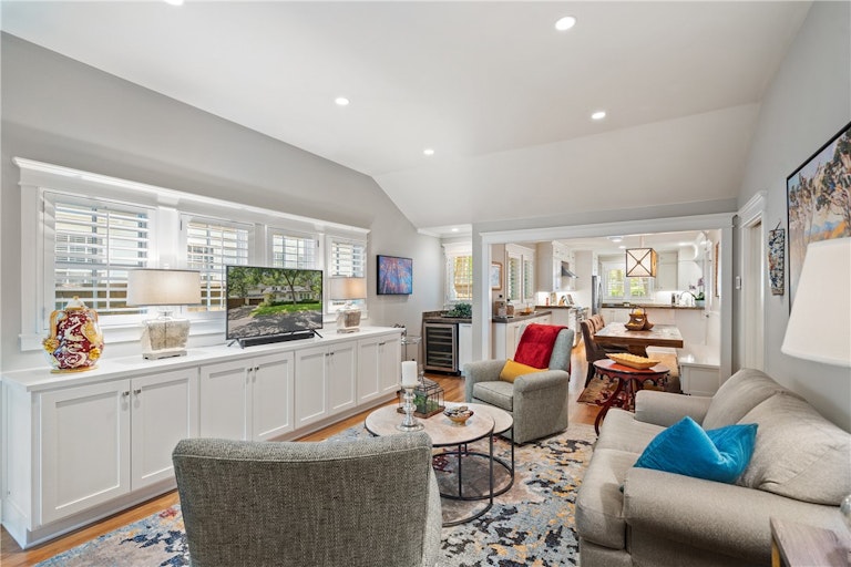 Photo 13 of 39 - 2901 Clearview Dr, Austin, TX 78703