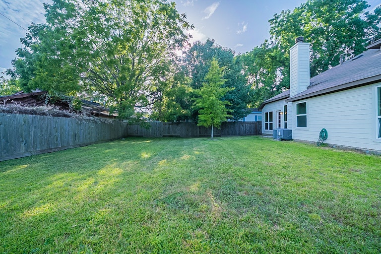 Photo 29 of 32 - 901 Grenshaw St, Houston, TX 77088