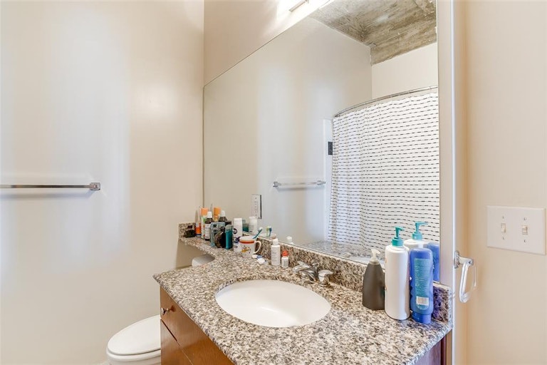 Photo 18 of 30 - 221 W Lancaster Ave #7010, Fort Worth, TX 76102
