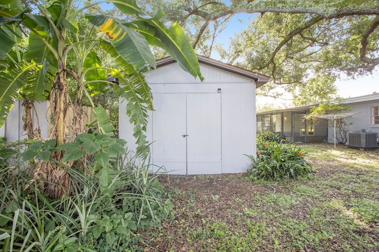 Photo 13 of 17 - 502 S Everina Cir, Brandon, FL 33510