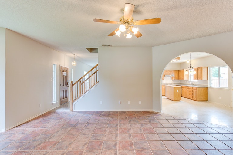 Photo 4 of 31 - 900 Heritage Pkwy S, Allen, TX 75002