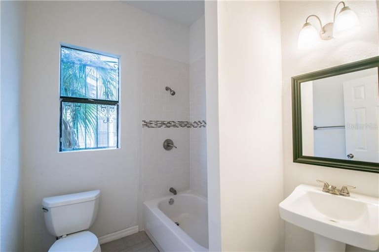 Photo 5 of 12 - 2721 W Chestnut St, Tampa, FL 33607
