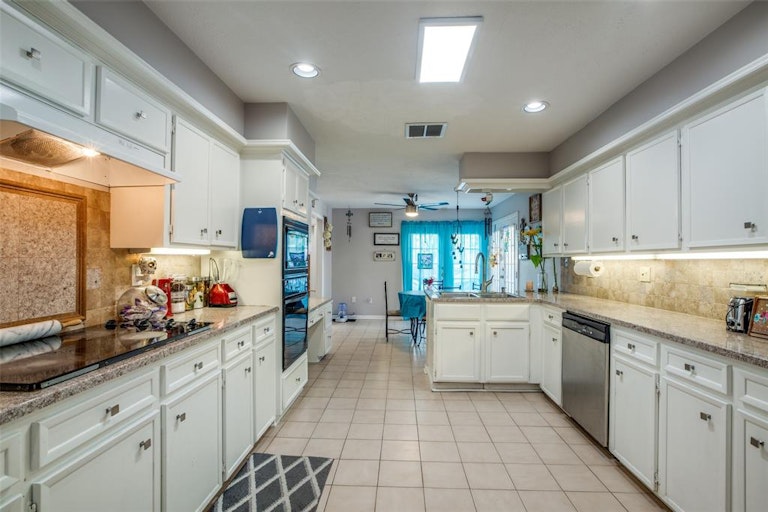 Photo 17 of 36 - 18303 Running Vine Ln, Spring, TX 77379