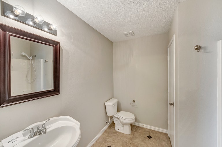 Photo 15 of 23 - 5224 Bedfordshire Dr, Fort Worth, TX 76135
