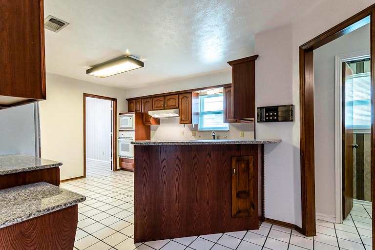 Photo 7 of 41 - 2501 Kelsey Dr, Plano, TX 75075
