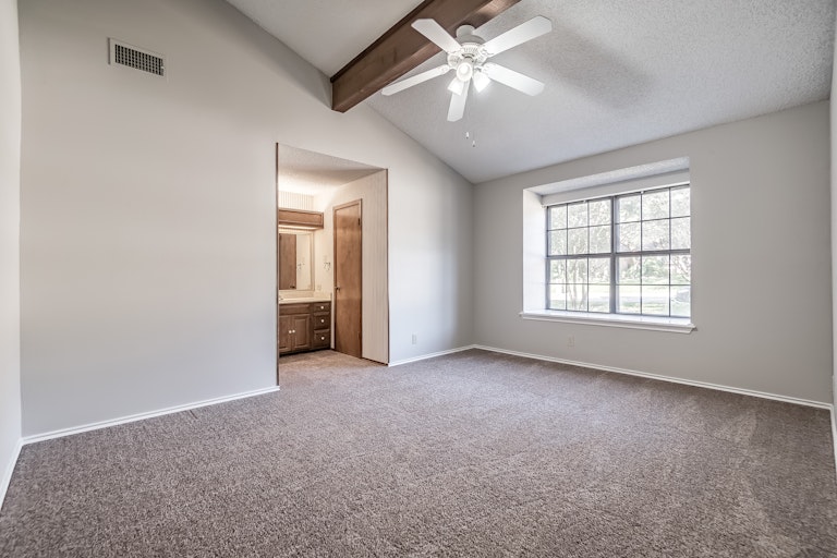 Photo 10 of 25 - 1910 Hillingway St, San Antonio, TX 78248