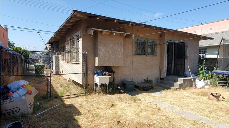 Photo 5 of 7 - 1437 W 54th St, Los Angeles, CA 90062