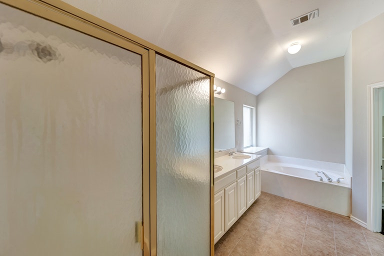 Photo 18 of 26 - 12601 Sweet Bay Dr, Euless, TX 76040
