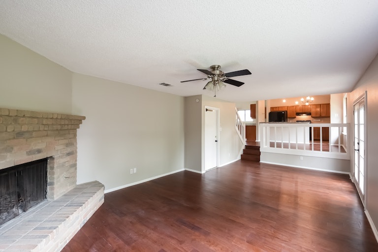 Photo 4 of 25 - 13919 Woodbreeze St, San Antonio, TX 78217
