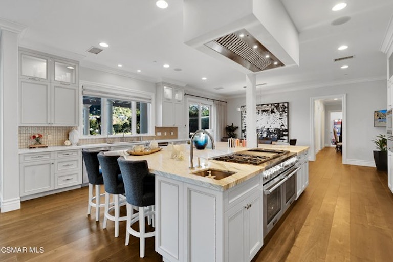 Photo 17 of 80 - 208 W Stafford Rd, Thousand Oaks, CA 91361