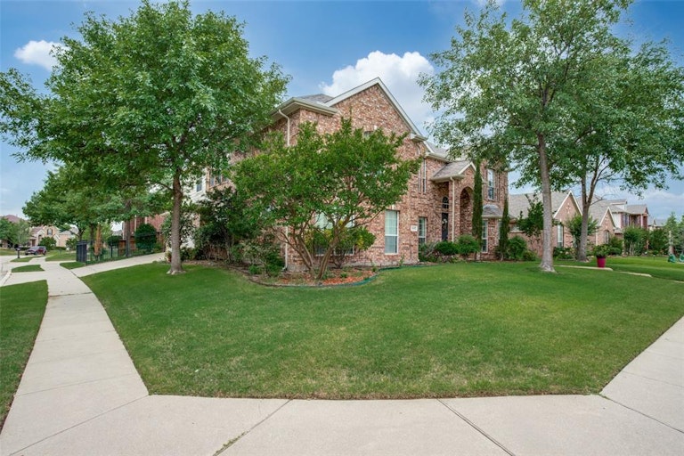 Photo 2 of 38 - 5803 Lone Rock Rd, Frisco, TX 75036
