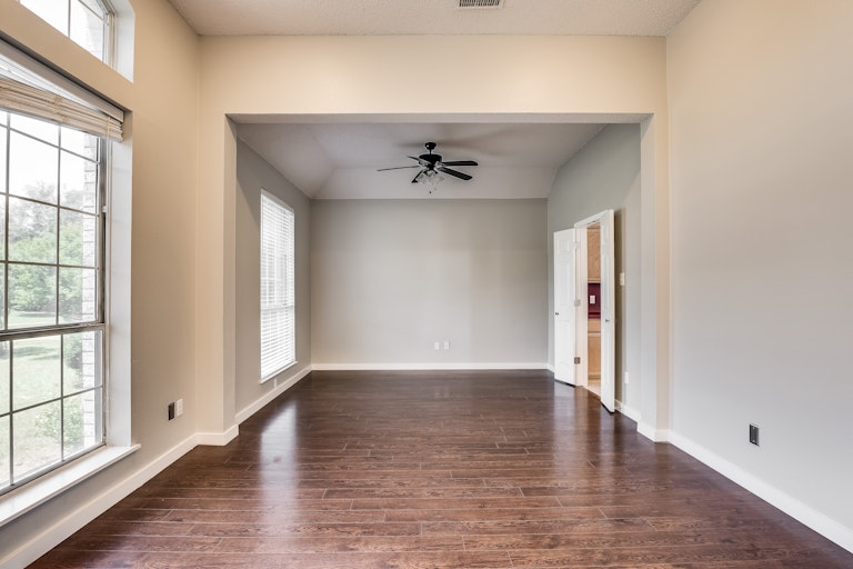 Photo 9 of 29 - 1677 Shannon Dr, Lewisville, TX 75077