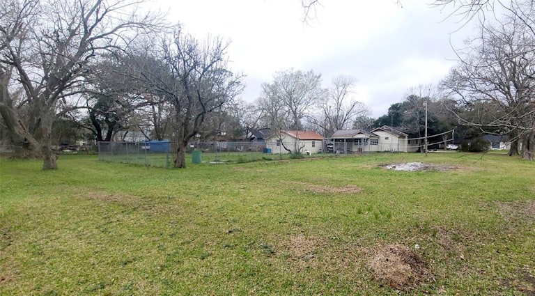 Photo 6 of 6 - 203 S 6th St, Highlands, TX 77562