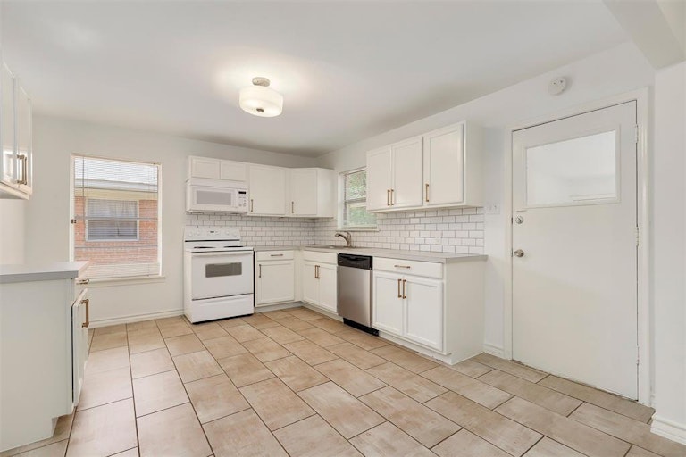 Photo 11 of 30 - 2118 Boyd St, Dallas, TX 75224