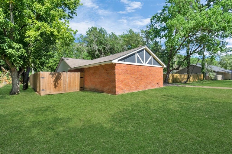 Photo 4 of 28 - 17550 S Compass Rose Cir, Crosby, TX 77532