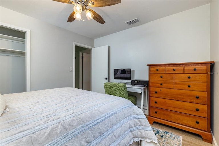 Photo 15 of 33 - 923 Phyllis Ave, Largo, FL 33771