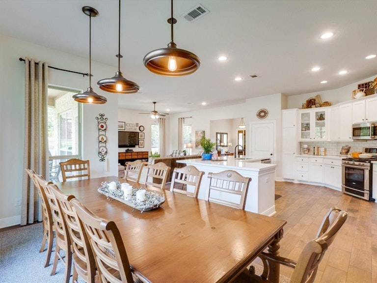 Photo 17 of 40 - 6409 Shoreline Dr, Little Elm, TX 75068