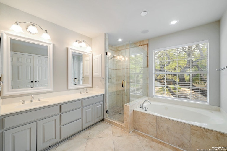 Photo 21 of 32 - 16218 Robinwood Ln, San Antonio, TX 78248