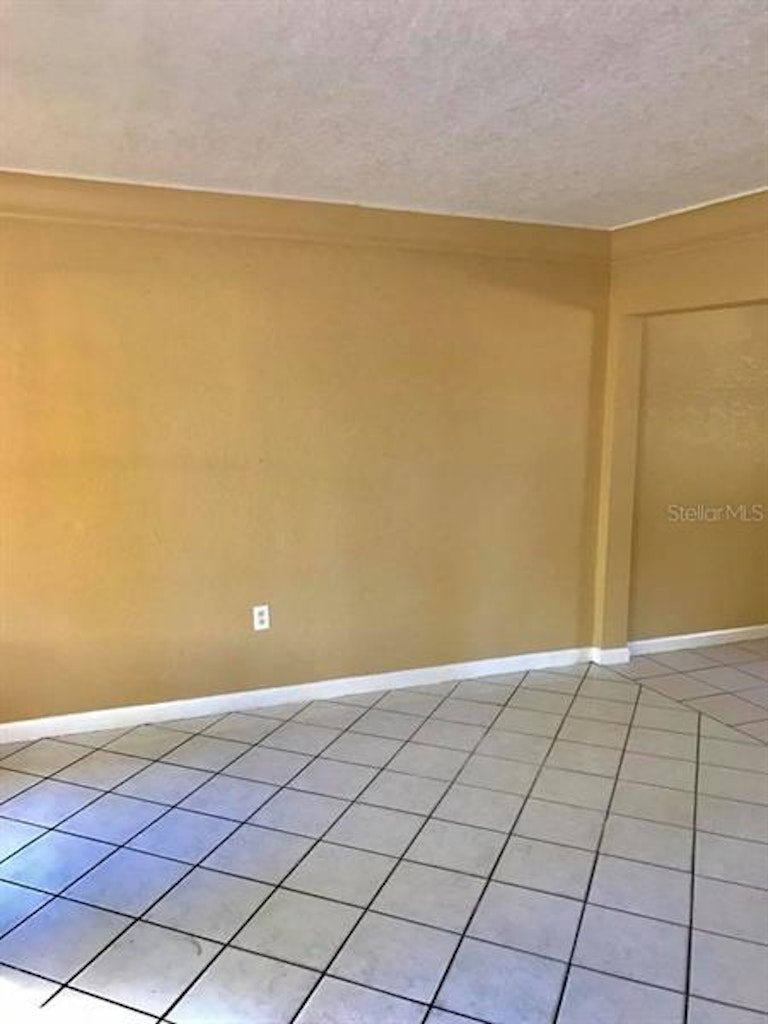 Photo 8 of 12 - 1103 E Voorhis Ave, Deland, FL 32724