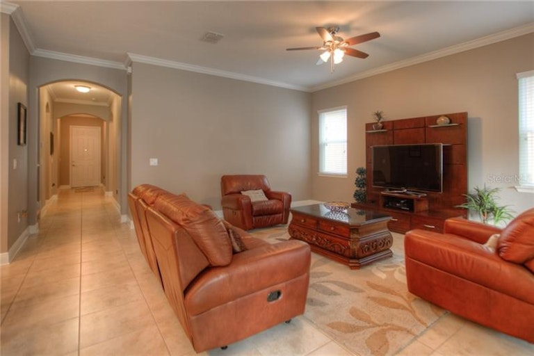 Photo 9 of 25 - 541 Westchester Hills Ln, Valrico, FL 33594