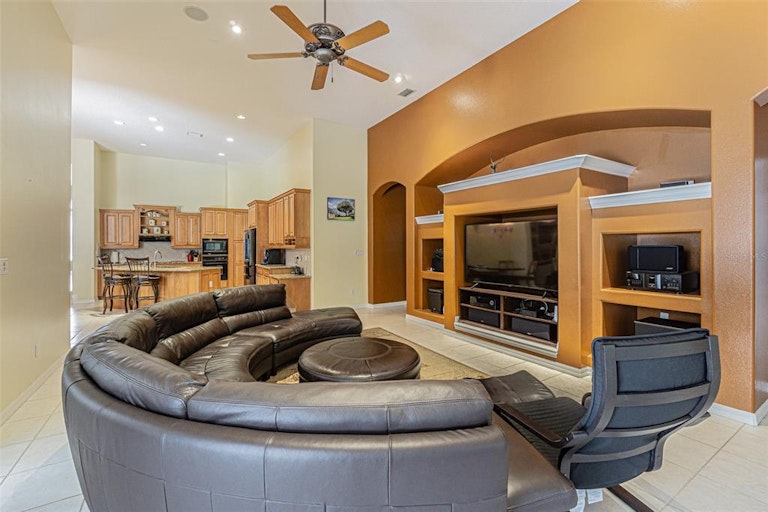 Photo 14 of 36 - 1462 Kensington Woods Dr, Lutz, FL 33549