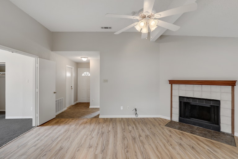 Photo 8 of 25 - 401 Angelina Dr, Arlington, TX 76018
