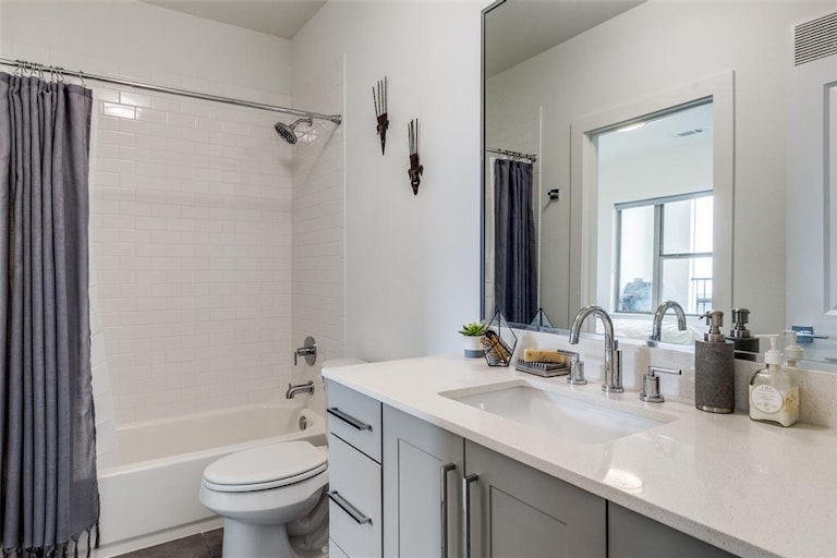 Photo 12 of 17 - 5714 McCommas Blvd #204, Dallas, TX 75206
