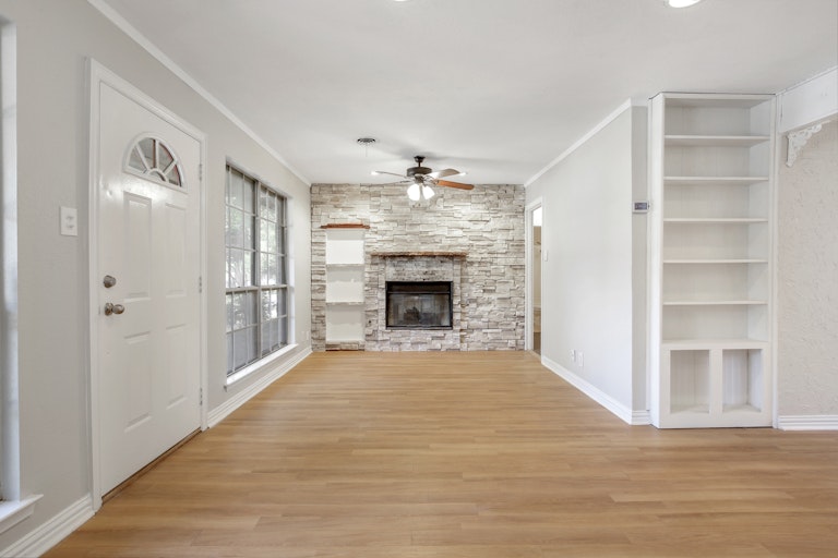 Photo 8 of 25 - 1241 King Dr, Bedford, TX 76022