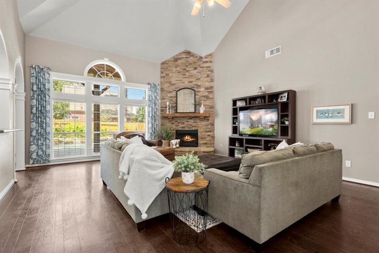 Photo 7 of 31 - 19119 Canyon Vista Ct, Tomball, TX 77377