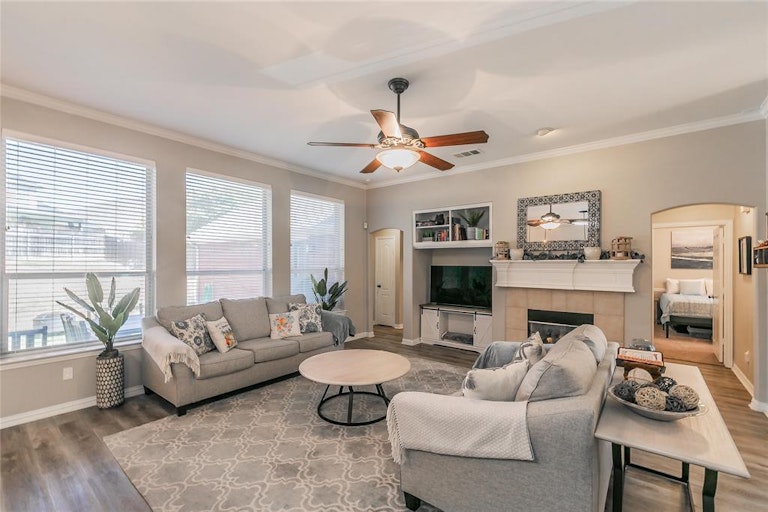 Photo 5 of 40 - 4805 Campfire Ct, Fort Worth, TX 76244