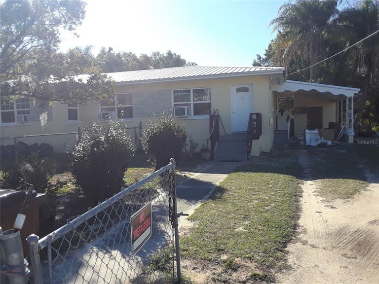 Photo 3 of 18 - 202 N Suwannee Ave, Davenport, FL 33837