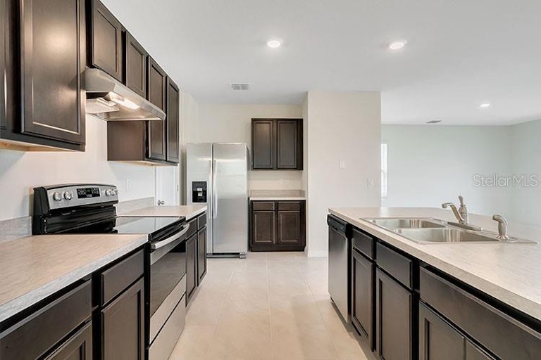 Photo 4 of 19 - 2585 Shamrock St, Tavares, FL 32778
