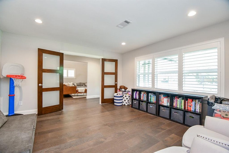 Photo 11 of 49 - 5402 Rutherglenn Dr, Houston, TX 77096