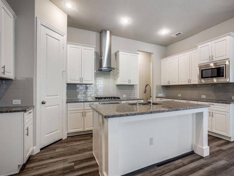 Photo 4 of 12 - 12750 Royal Oaks Ln, Dallas, TX 75234