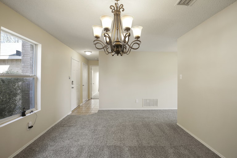 Photo 11 of 30 - 6904 Meadow Way Ln, Fort Worth, TX 76179