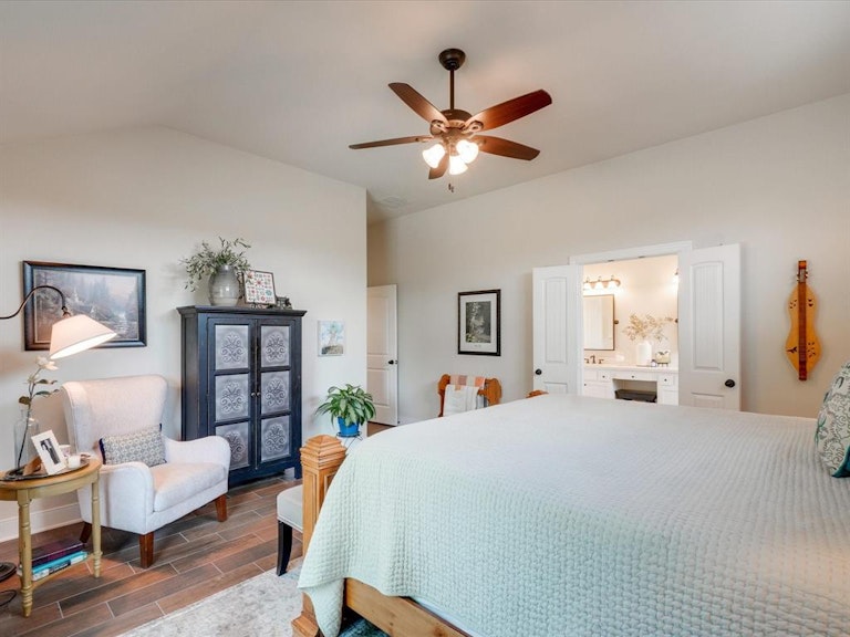 Photo 19 of 40 - 6409 Shoreline Dr, Little Elm, TX 75068