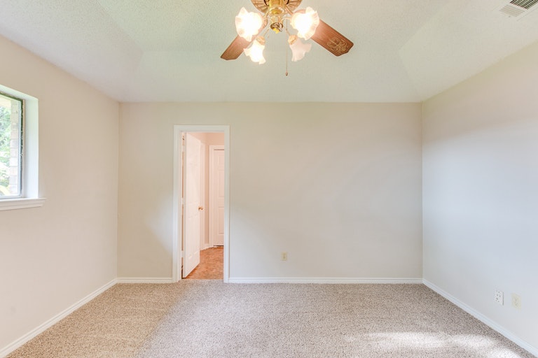 Photo 15 of 25 - 7007 Abilene Dr, Sachse, TX 75048