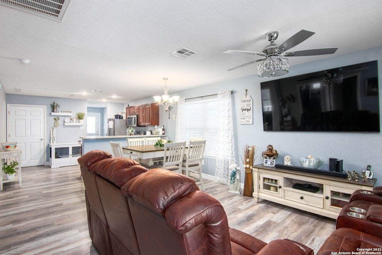 Photo 5 of 24 - 340 N San Felipe Ave, San Antonio, TX 78237