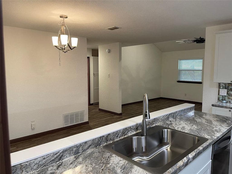 Photo 14 of 40 - 208 Guinevere Dr, Weatherford, TX 76086