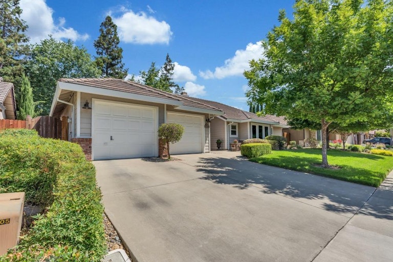 Photo 3 of 44 - 9245 Laguna Lake Way, Elk Grove, CA 95758