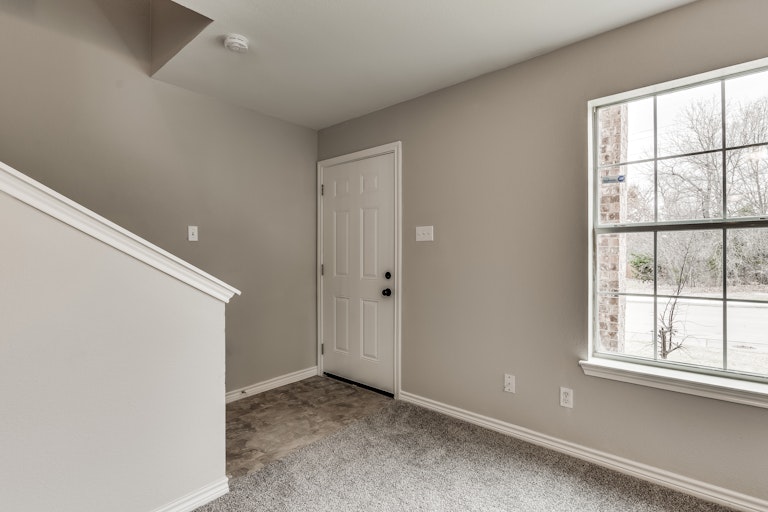 Photo 8 of 24 - 2909 Victorian Forest Dr, Dallas, TX 75227