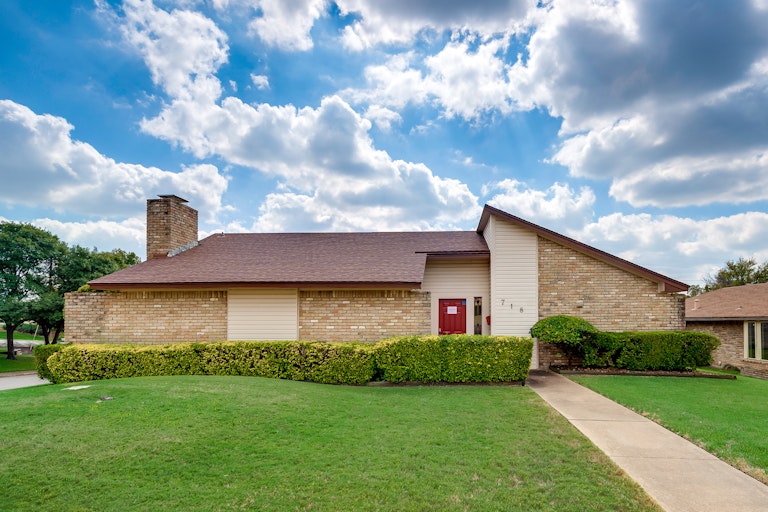 Photo 1 of 28 - 718 Cliffwood Cir, Duncanville, TX 75116